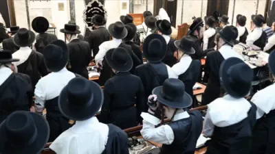 הנחת תפילין לנכד כ"ק ראש ישיבת סאטמאר בני ברק שליט"א אין היכל הישיבה קטנה 'ישיבת מהרי"ט' דסאטמאר בני ברק