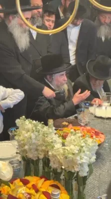 כ"ק אדמו"ר מראחמסטריווקא שליט"א טרעט אויף מיט דברות קודש ביי א דינער אין שטוב פון ר' יואל לאופער אין בארא פארק 