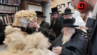 שמחת ראשית הגז ביי כ"ק גאב"ד ירושלים שליט"א. ביים הויכפונקט פון די מעמד האט דער רב איבערגעגעבן די וואל פאר'ן כהן, כ"ק אדמו"ר מפינסק קארלין שליט"א, וועלכער האט עס געהויבן מיט גרויס התלהבות בשירה וזמרה.
