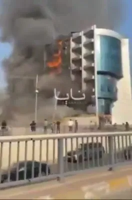 א מעכטיגע ריזיגע פייער האט ארומגענומען דעם פיל-שטאקיגן "פלאזא האטעל" אין ערביל, איראק.