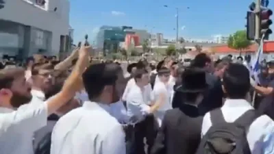 שוידערליכע ווידיאו דעקט אויף ווי די פאליציי שטעלט אהער חרדישע קרבנות אלס די אגרעסארן, בשעת בן גביר בלייבט שווייגן.