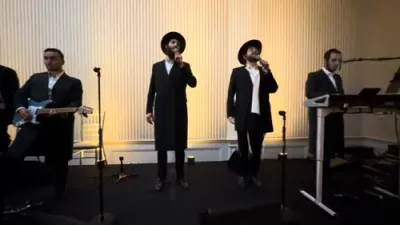 נחום וויינבערגער, הערשי וויינבערגער, און בערי וועבער ביים שמחת החתונה פון משה ליבענשטערן