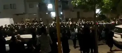 חסידי גור אין אשדוד טאנצן צום באפרייאונג פון א אינגערמאן פון די ציוניסטישע טורמע