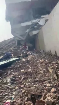 ווענעזועלע אויפן שוועל פון א חורבן: שוידערליכע ערד-ציטערנישן לאזן איבער 589 אומגעקומענע און 50,000 פארשוואונדענע.