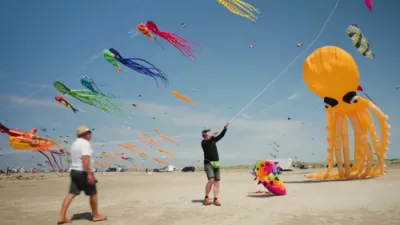 דער ברעג פונעם "נארט סי" אין דענמארק איז פול מיט לעבעדיגקייט, מיט 25,000 קייטס וואס באצירן דעם הימל ביי איינע פון די סאמע גרעסטע יערליכע פעסטיוואלן אין די וועלט.