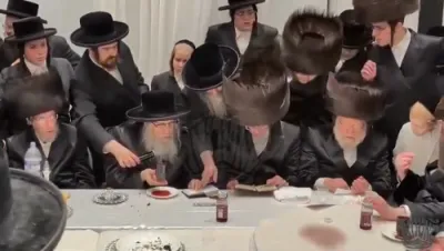 כ"ק אדמו"ר מסאטמאר שליט"א ביי שמחת החתונה בבית הרה"ח ר' משה אלי' עסטרייכער הי"ו מנכ"ל המוסדות אין קרית יואל, אין עטרת מלכה זאל, וואו דער רבי שליט"א האט געטרונקען לחיים, געזאגט די שבע ברכות, און דערנאך געטאנצן ריקודין של מצוה לפני הכלה. ווערט אויך געזען ה