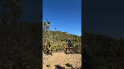 העליקאפטער ראטעוועט א רייטער וואס איז געבליבן שטעקן אין א ווילדן קעניאן.