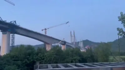 א ארבעטער איז געבליבן שטעקן אויף א קרעין אין טשיינע פאר אפאר שעה