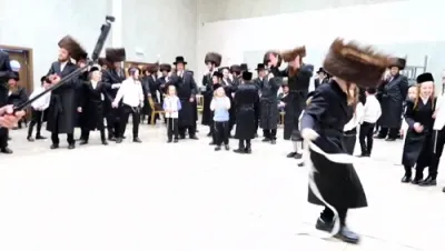 א אינגל טאנצט מצוה טאנץ... בנש"ק נכד האדמו"רים מלעלוב ניקלשבורג, הארנסטייפל.