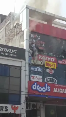 פייער אין א לערן-צענטער ברענגט ארויס די שרעקליכע זיכערהייט קריזיס אין אינדיע, ארעסטן, סוספענדירונגען, און 15 סטודענטן אומגעקומען