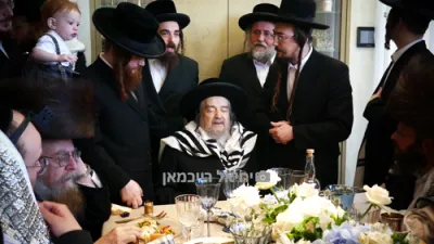 הרה"ק רבי יעקב מאיר שעכטער שליט"א ביי שמחת הברית לנכד הרבני הנגיד ר' שמאול הארוויץ הי"ו