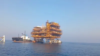 איראן בויט איר מעכטיגסטע 'אפשאור' אויל פלאטפארמע ביז היינט, א ריזיגע 6,200-טאניגער סימבאל פון ווידערשטאנד קעגן טראמפ'ס 'מעקסימום פרעשור' קאמפיין.