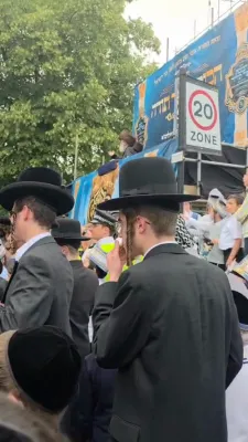 ווידיאוס פון די הכנסת ספר תורה בחצר הקודש וויזניץ אין לאנדאן