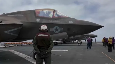 סענטקאם פובליצירט דראמאטישע ווידעא: עף-35 קאמף פליגערס הייבן זיך אויף פון א ריזיגע שיף נאנט צו איראן.