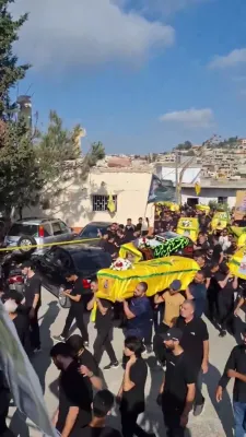 געלע ארונות ווערן געפירט דורך די לבנונ'ער דערפער, בשעת חיזבאללה באוויינט זייערע קעמפער וואס זענען געהרג'עט געווארן אין די אנגייענדיגע מלחמה.