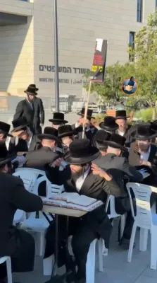 לערנען פראטעסט דורך חסידי וויזניץ פארנט פון די אפיס פונעם יועמ"שית אין ירושלים 