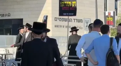 לערנען פראטעסט דורך חסידי וויזניץ פארנט פון די אפיס פונעם יועמ"שית אין ירושלים 