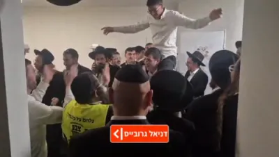 צבע שחור: איזראעלי פאליציי האט פארלאזט די פלאץ ביים וועלן ארעסטירן א בן תורה נאך וואס פראטעסטירער זענען אנגעקומען 