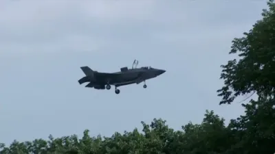 אמעריקע'ס מערסטע סענסאציאנעלע מאמענט ביז איצט פונעם פערטן דזשוליי: א "מעריין" F-35B סטעילט דזשעט שוועבט העכער א בארימטע היסטארישע מאנומענט.
