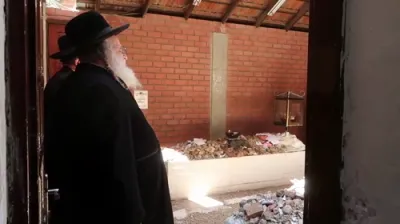 הגאון רבי שאול אלתר שליט"א איז מתפלל ביי ציוני האדמורי"ם מגור זצ"ל 
