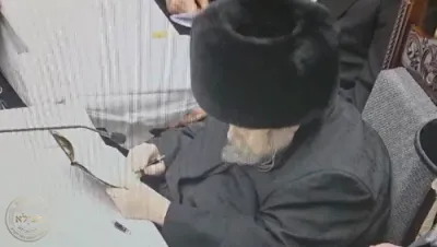 מוצאי שבעה עשר בתמוז בחצר הקודש בעלזא