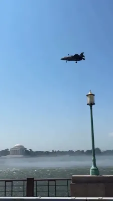 אמעריקע'ס סאמע פארגעשריטענע מלחמה-מאשין, דער F-35B סטעלט דזשעט, פירט אויס א פארגליווערטע "האווער" אין די לופטן העכער וואשינגטאן די.סי. דורכאויס אן אטעם-פארכאפנדע "פרידאם 250" פליי-אווער.