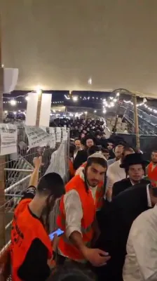 טויזענטער אידן ביים ציון אור החיים הקדול לרגל די יארצייט 