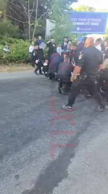 היציגע פראטעסט קעגן די גזירת הגיוס ברחובות העיר