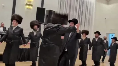 הנגידים המפורסמים בממלכת סאטמאר ר' ליפא פריעדמאן, ר' יעקב שוויממער, ר' אברהם בנימין קרויס, און חברי ועד להקים פון מוסדות סאטמאר קרית יואל, ביים שמחת החתונה בבית מוה"ר משה אלי' עסטרייכער הי"ו מנכ"ל מוסדות סאטמאר קרית יואל אין עטרת מלכה