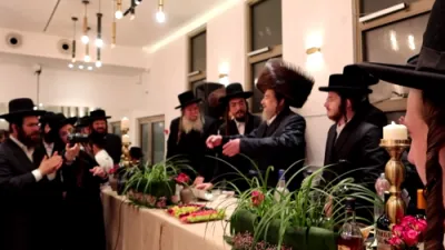 בילדער און ווידיאו: שמחת האירוסין פון נכד הרה"ק רבי יעקב מאיר שעכטער שליט"א 