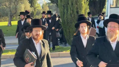 קידוש השם: עצרת 'זעקת התורה' מיטן באטייליגונג פון הונדערטער וויזניצע אינגעלייט לערנען קעגן איבער די אפיס פון די יועמשי"ת