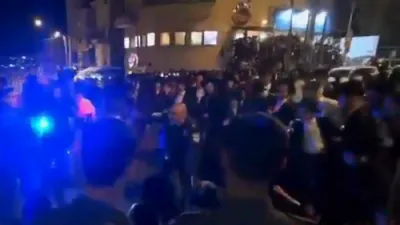 נעכטן נאכט האבן איזראעלי פאליציי כוחות אין ירושלים געצוואונגען מיט געוואלד צו ענדיגן פראטעסטן קעגן גזירת הגיוס 