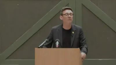 "וועסטמינסטער איז חרוב!" &ndash; ענדי בוירנהעם לאזט ארויס א שארפע אטאקע קעגן די פאליטישע פירערשאפט אין ענגלאנד.