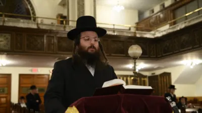 הערליכע מעריב אראפגעזינגען דורכן באקאנטן חזן משה קרעמער אין בית המדרש בית א-ל