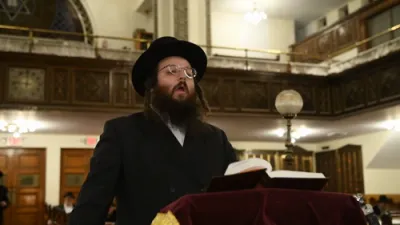 הערליכע מעריב אראפגעזינגען דורכן באקאנטן חזן משה קרעמער אין בית המדרש בית א-ל