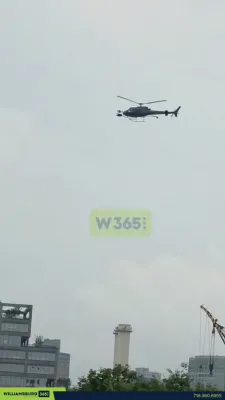 העליקאפטער פליעט גאר נידריג איבער וויליאמסבורג היינט אינדערפרי, בעפאר ער לאנדעט ביים נעיווי יארד