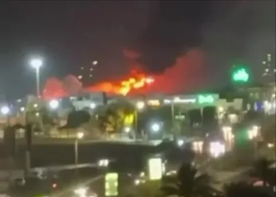 איראן פלאקערט מיט העפטיגע אויפרייסן נאך דרייסטע אמעריקאנער לופט-אטאקעס וואס האבן געצילט די IRGC