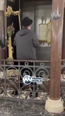 סרולי וויליגער זינגט "חדש ימינו כקדם" אין די נאזשיק שול אין ווארשע, פוילן, וואס איז איינס פון די איינציגסטע שולן פון פאר'ן קריג וואס איז איבערגעבליבן פונעם חורבן.