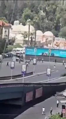 אויפרייס מאטריאל האבן זיך אויפגעריסן נעבן דעם פראנצויזישן פרעזידענט מאקרון'ס האטעל אין סיריע אין א שוידערליכע אטאקע.