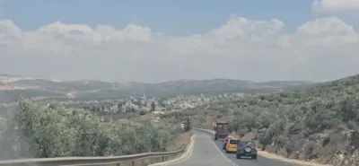 דעש-קעם פוטידזש כאפט אויף א טעגליכע נסיעה אין שומרון.