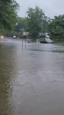 מען העלפט אן עלטערע מענטש אריבערגיין די שטורעמישע גאס אין דיעל ניו דזשערסי 