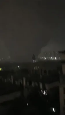 שוידערליכע חורבנות אין כינע: א זעלטענע און מעכטיגע טארנעידא שטורעם האט פאטאל באטראפן די שטאטישע געגנט פון הואנג-גאנג, איבערלאזנדיג 11 טויטע און איבער 330 פארוואונדעטע נאך א ווילדע און שרעקליכע אטאקע פונעם נאטור.