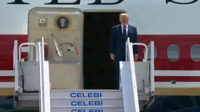טראמפ קומט אן קיין אנקארא, טערקיי, און ווערט פערזענליך באגריסט דורך ערדואן גלייך אויפן טארמעק. 