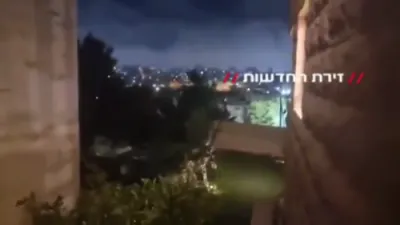 חברון אויפגעטרייסלט פון א שרעקליכע נאכט-אטאקע &ndash; אידישע משפחות זיך פארשפארט אין די הייזער בשעת שיסערייען האבן אפגעקלינגען איבער די גאנצע שטאט.