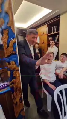 דער מגיד שיעור ר' אלי סטאפענסקי ווערט באזינגן 'אורך ימים' נאכן צוריק קומען פון א רייזע קיין אייראפע