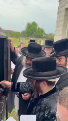 פרישע ווידיאוס פון כ"ק אדמו"ר מקרעטשניף כפר עטה שליט"א אויף מקומות הקדושים 