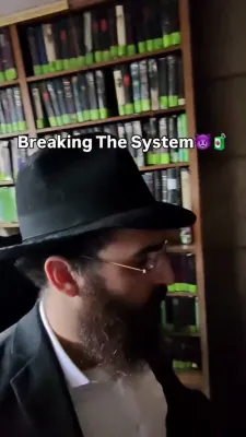 נישט אידישער סאושל מידיע אקטיוויסט באזוכט אין קראונהייטס