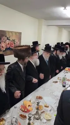 כ"ק אדמו"ר ממחנובקא שליט"א איז זיך משתתף ביים שמחת הווארט בבית אחד מחסידיו 