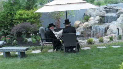 הגה"צ רבי יצחק משה ערלאנגער שליט"א אויף אפרוה אין קרית יואל מיט הגה"צ רבי ניסן דוד קיוואק שליט"א, און כ"ק אדמו"ר מישועות יעקב סקולען שליט"א