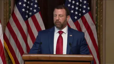"נעמט צו זייערע לייסענסעס!" &ndash; מאלין רייסט אראפ ABC און NBC פארן אויסלאזן פרעזידענט טראמפ'ס וויכטיגע וואלן-רעדע.